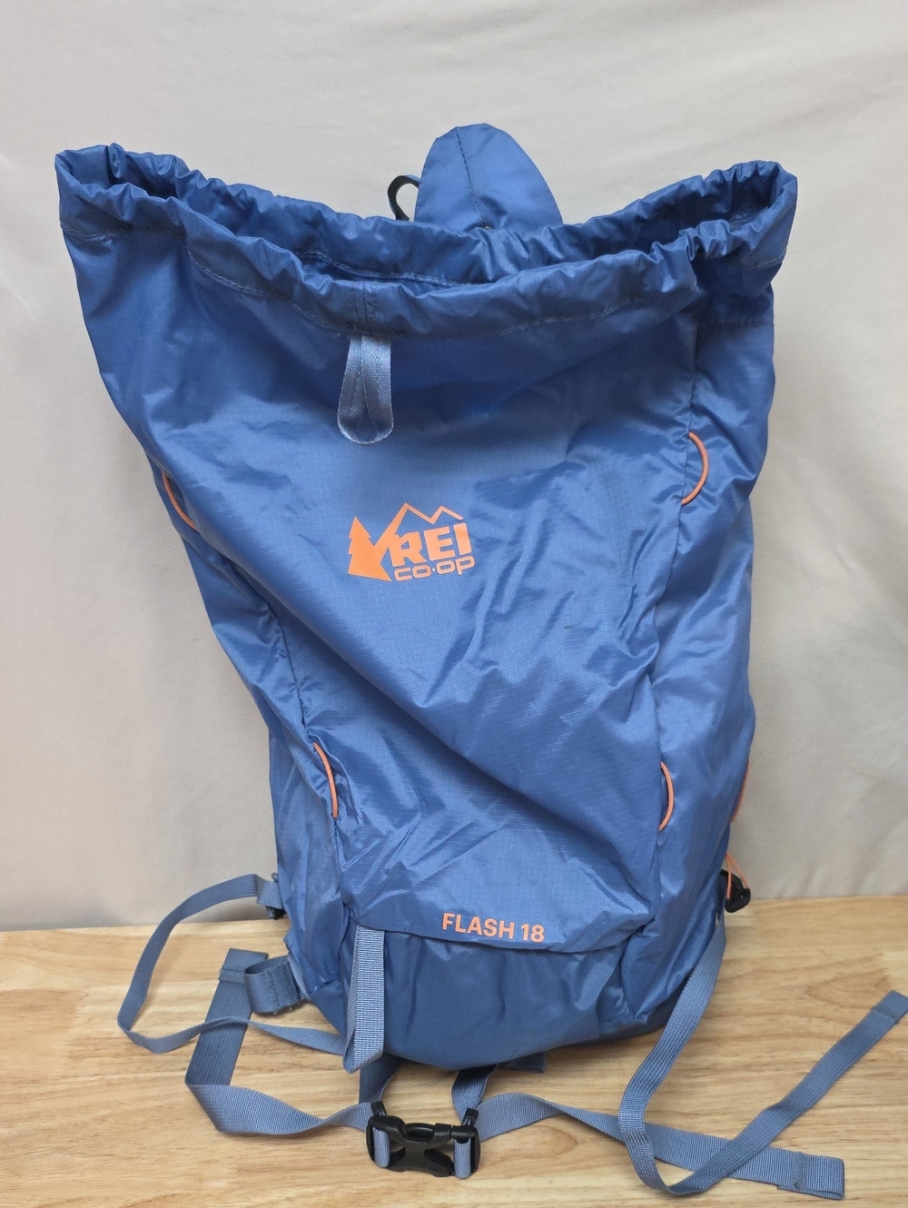 REI Flash 18 Pack in Blue with Orange Accents